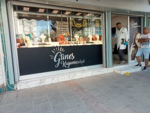 İzmir’de güpegündüz silahlı kuyumcu soygunu kamerada