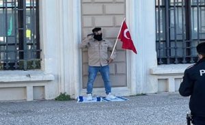 Başına tabanca dayadı, İsrail’i protesto ediyor!!