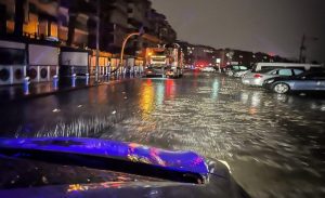 Fırtınanın vurduğu İzmir’de çalışmalar gece de sürüyor