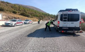 İzmir’de jandarmadan ticari araçlara denetim!