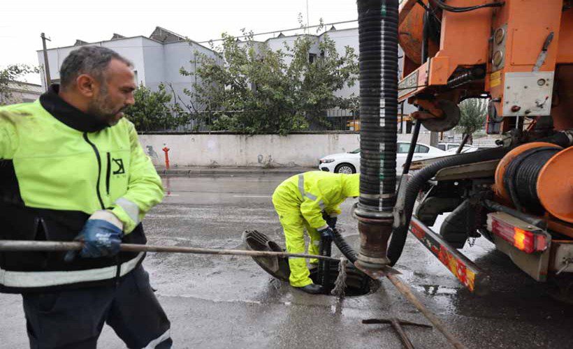 İzmir Büyükşehir Belediyesi ekipleri,