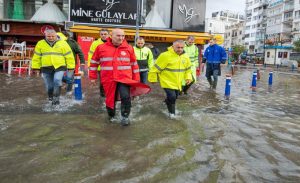 Soyer, fırtınanın tsunami etkisi yarattığı Kordon’da inceleme yaptı