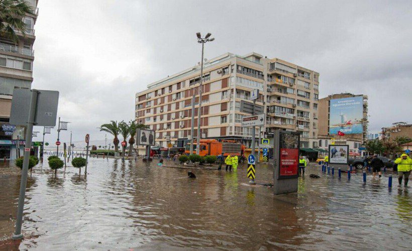 İzmir’de meydana gelen taşkınla