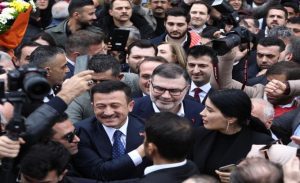 AK Parti’nin Büyükşehir Adayı Hamza Dağ İzmirlilere seslendi: Yağmur yağınca şarkı söyledi