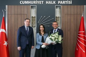 CHP GENEL BAŞKANI ÖZGÜR ÖZEL, DEM PARTİ EŞ GENEL BAŞKANLARI HATİMOĞULLARI VE BAKIRHAN İLE BİR ARAYA GELDİ!