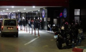 İzmir’de şüpheli araç kovalayan motosikletli polis ekibi kaza yaptı: 2 yaralı