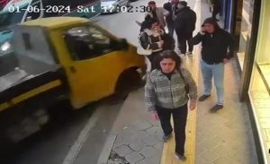 Buca’da freni boşalan kamyonet dehşet saçtı!