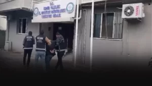 Kırmızı bültenle aranan şüpheli İzmir’de yakayı ele verdi