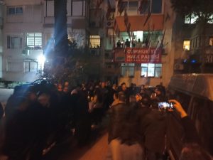 CHP BAYRAKLI DA İTHAL ADAY İTİRAZI , ŞİDDETLİ PROTESTOLAR OLDU.