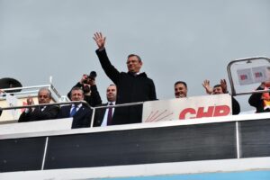 Bayındır’da dolu yağışına rağmen miting.