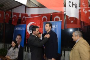 Memleket Partisin’den CHP’ye geçtiler… Rozetlerini İrfan Önal taktı.