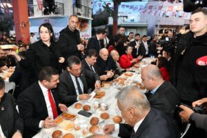 CHP Genel Başkanı Özel ve Başkan Tugay, yurttaşlarla iftar yaptı.