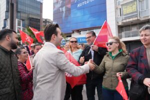 Karşıyaka’da Özgür Özel’i bekleyen CHP’lilerden AK Parti adayı Çiftçioğlu’na övgü dolu sözler!