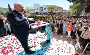 Aydın Pehlivan mazbatasını aldı ; “Ayrım yapmadan herkese eşit hizmet”