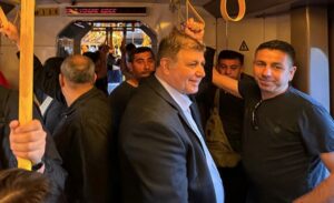 Cemil Tugay Metro ve İZBAN’da halkla buluştu