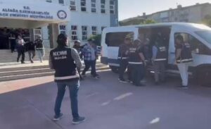 İzmir’de silah ve uyuşturucu operasyonunda 7 tutuklama