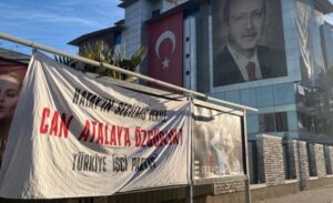 TİP İzmir’den ‘Can Atalay’ hamlesi: AK Parti İl Başkanlığına poster astılar!