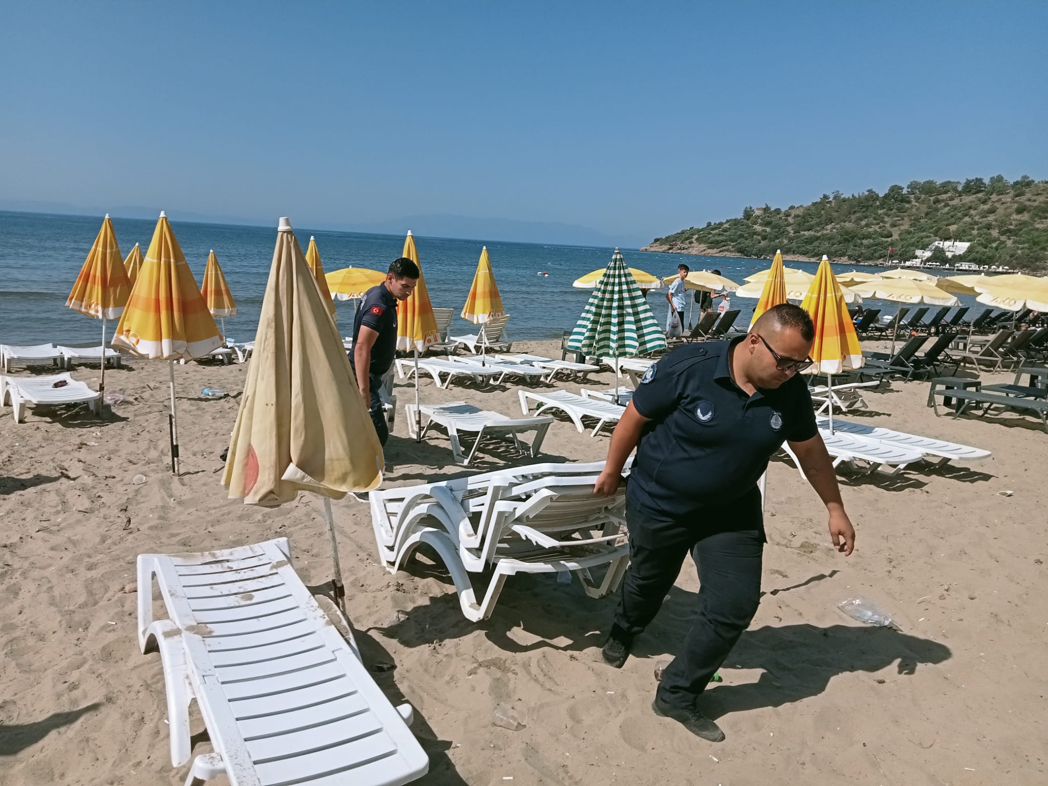 Menderes Belediyesi korsan şezlonglara