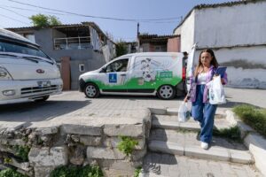 İzmir Büyükşehir Belediyesi süt dağıtımına başladı