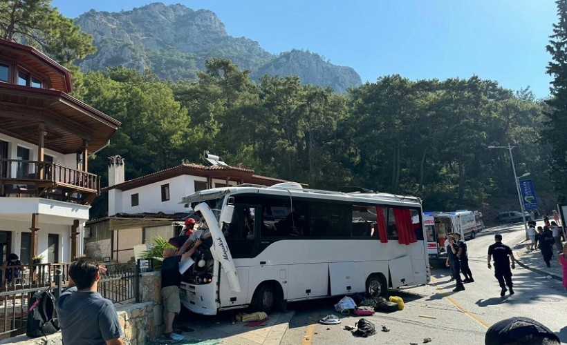 Tur otobüsü park halindeki araçlara çarptı: 2 kişi öldü, 32 kişi yaralandı