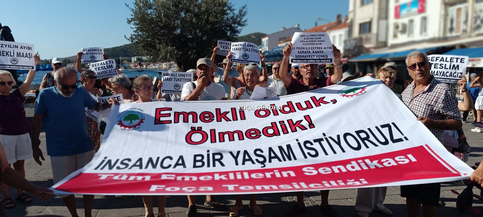 FOÇADA EMEKLİLERDEN MAAŞ PROTESTOSU