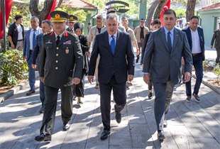 Başkan Tugay’dan şehitlerin kabrine karanfil!