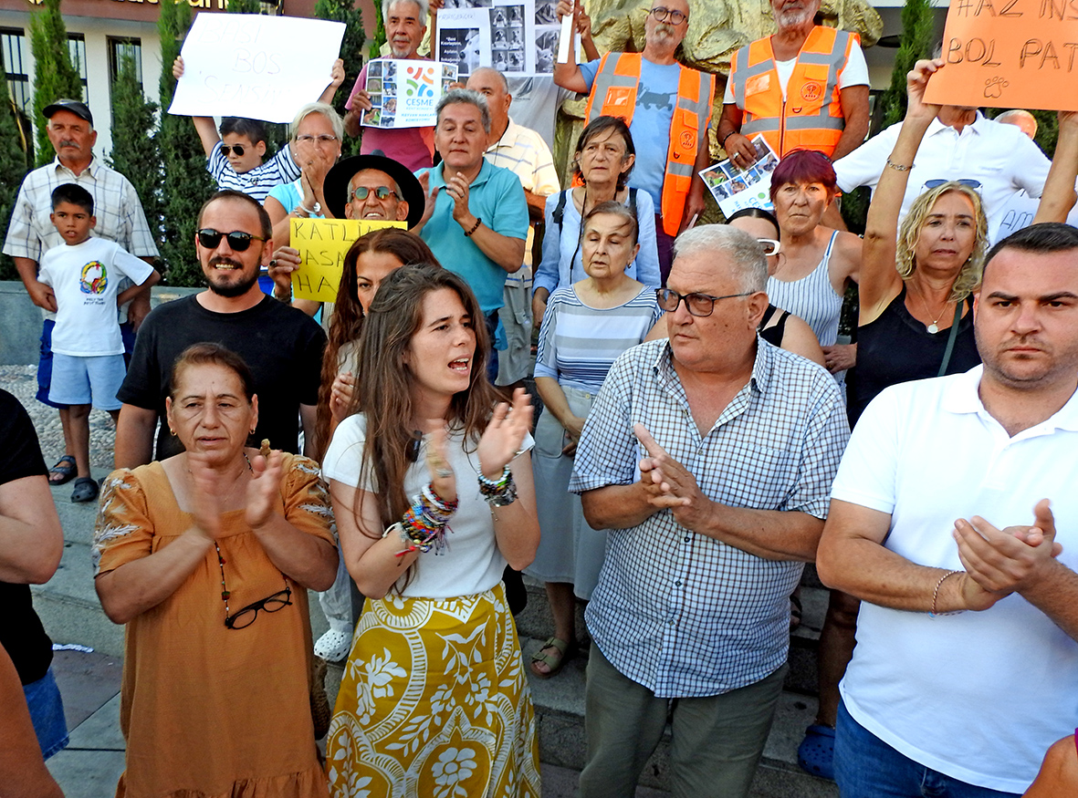 Çeşme’de hayvanseverler ses yükseltti: “Katliam Yasasına Hayır!”