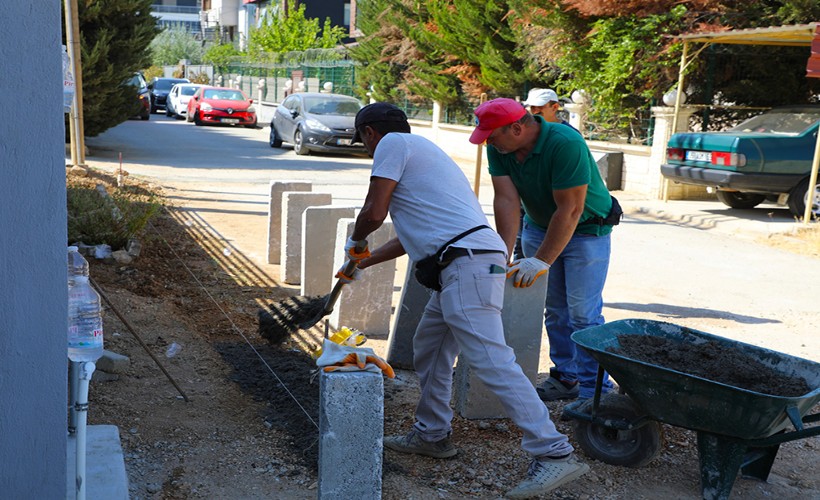 Başkan Çiçek: Menderes’te kötü yol kalmayacak