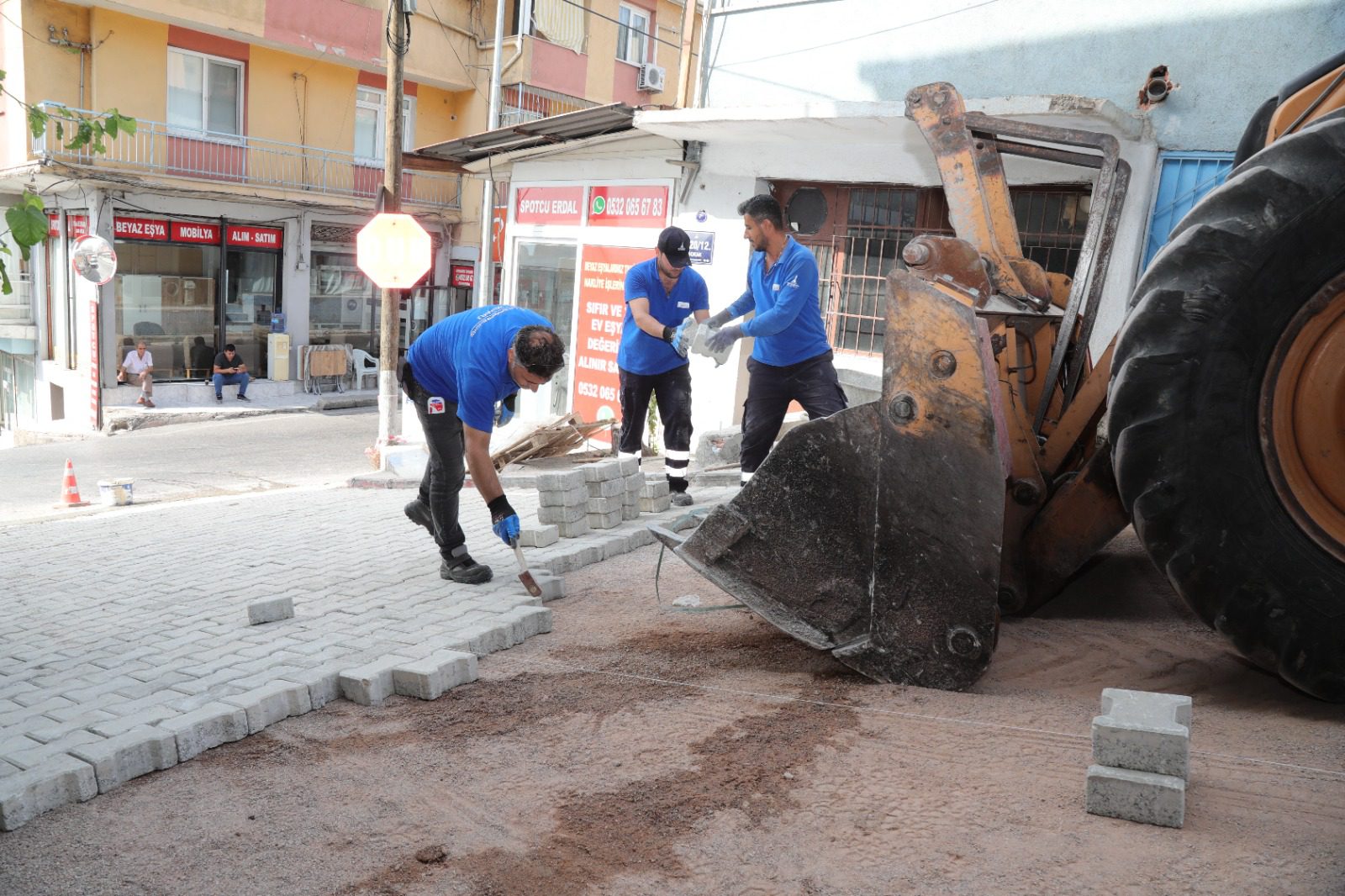 Bayraklı’da yol yenileme seferberliği sürüyor!