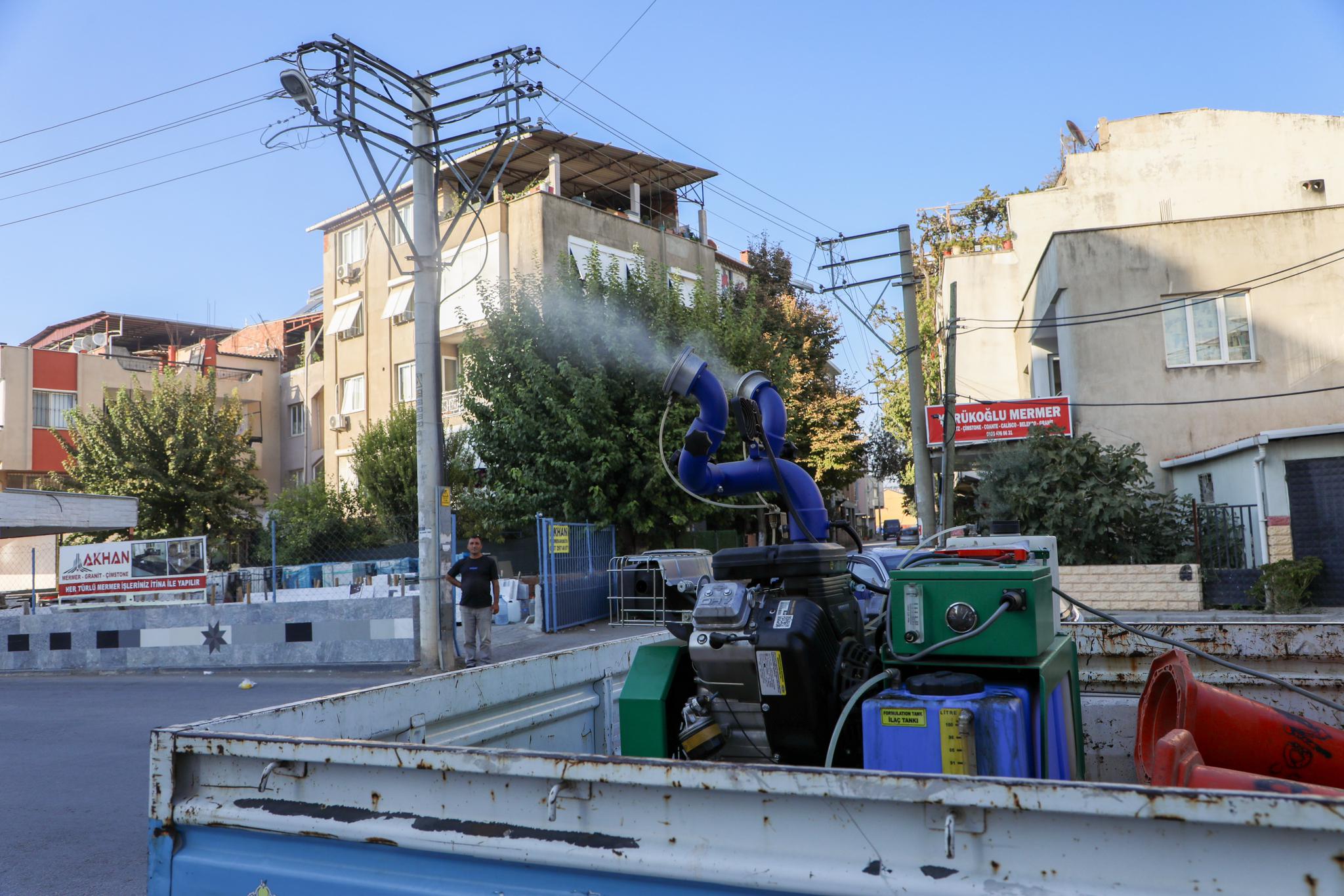 Buca Belediyesi, beyaz sineklere karşı ilaçlama başlattı