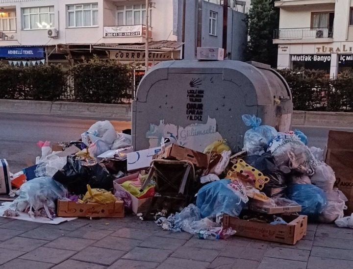 TAKSİTLİ MAAŞ UYGULAMASI ÇİĞLİ’DE ÇÖP DAĞLARI YARATTI