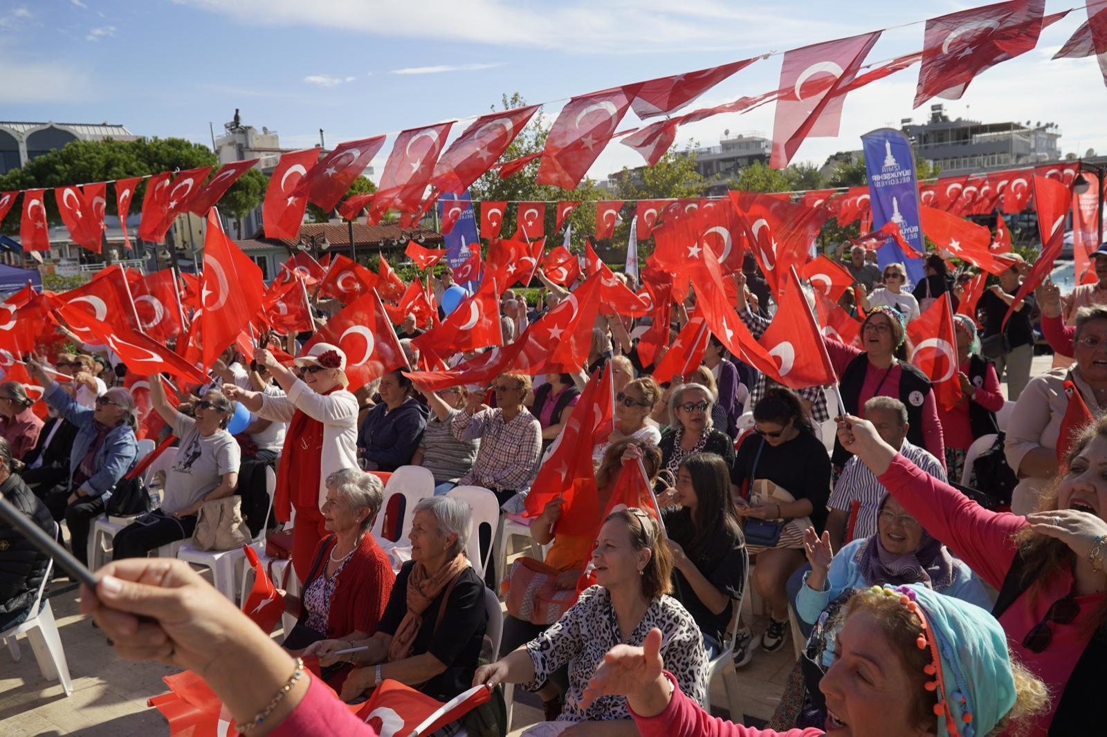 Menderes’te 7’den 70’e Cumhuriyet sevinci