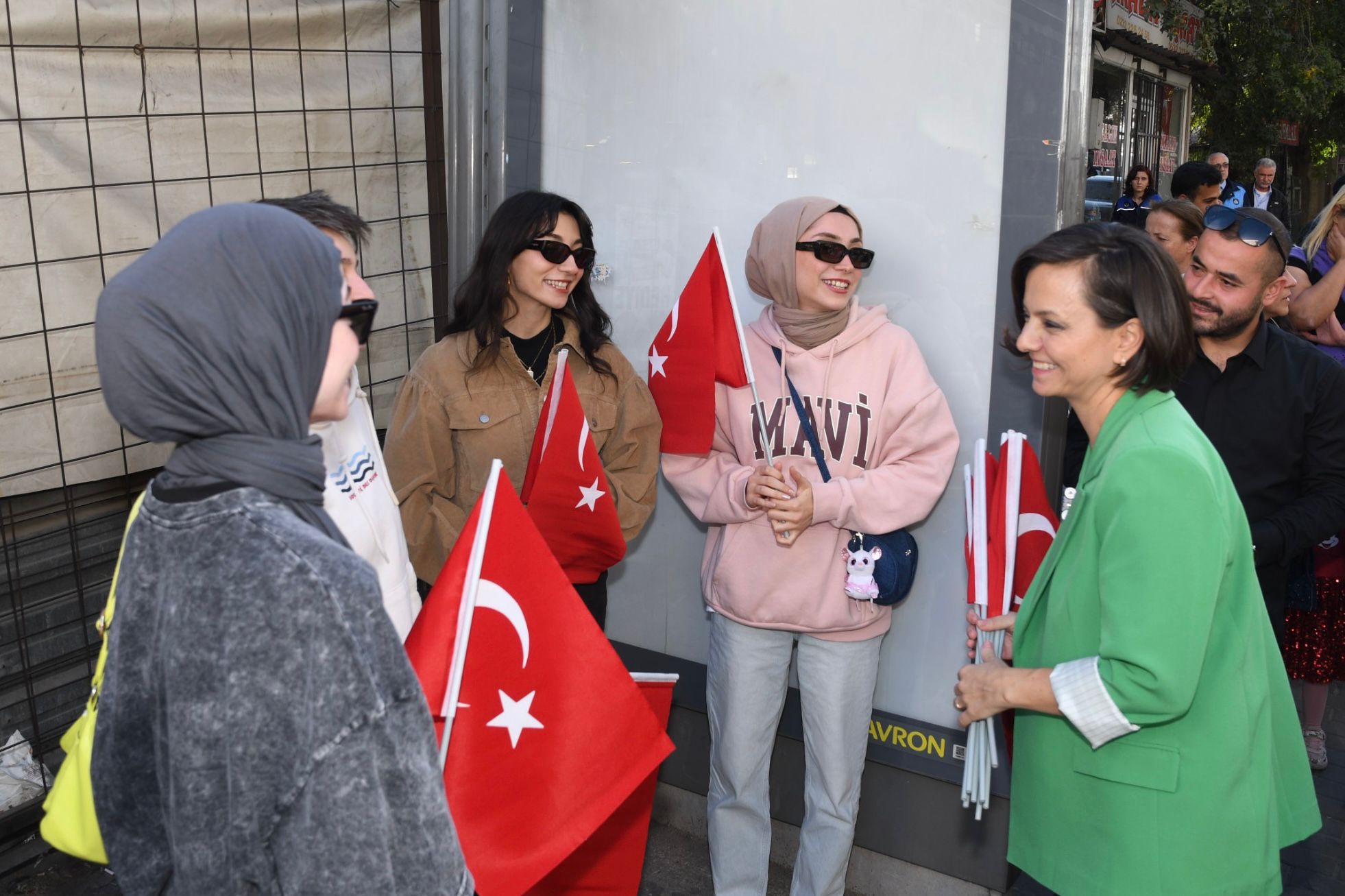 Başkan Helil Kınay “Bayraklarımızı asalım, Cumhuriyetimizi Karabağlarda yakışır güzellikte kutlayalım”