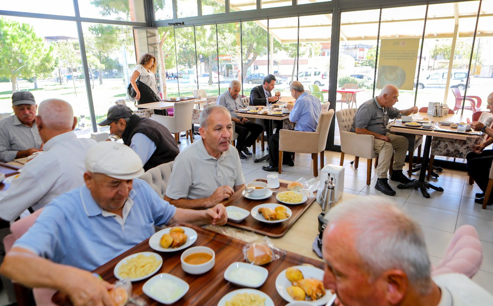 Bayraklı Belediyesi kent lokantalarında “Askıda Yemek” uygulaması başladı