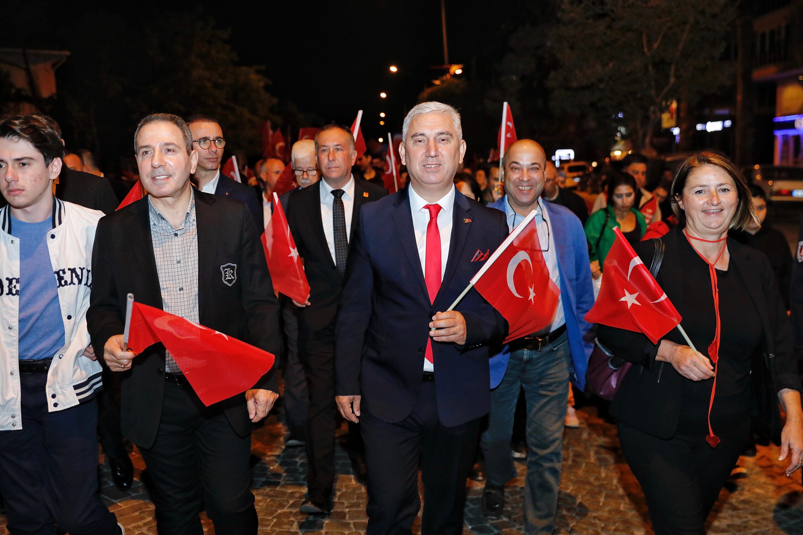 BERGAMA’DA BAYRAM COŞKUSUNA TÜM VATANDAŞLAR KATILDI