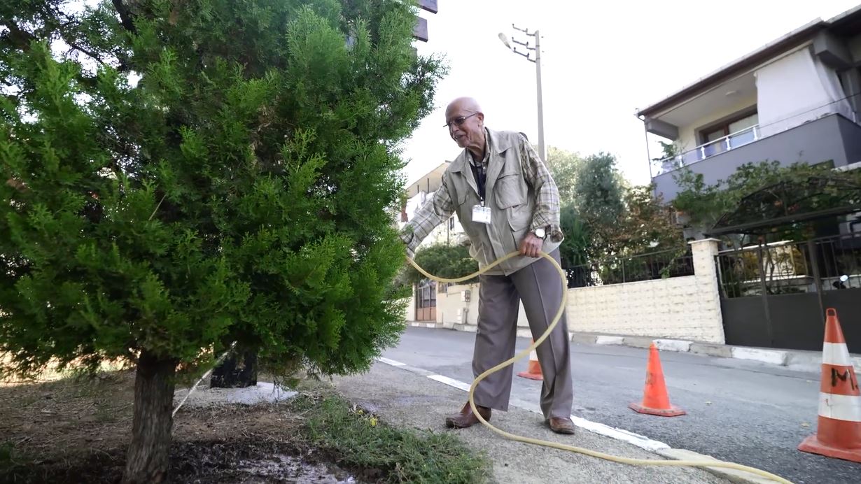 80 yaşındaki park gönüllüsü Bucalılara örnek oldu