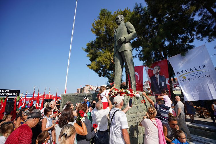 Mustafa Kemal Atatürk’e olan bağlılığımızın nişanesine saldırıyı nefretle kınıyorum…