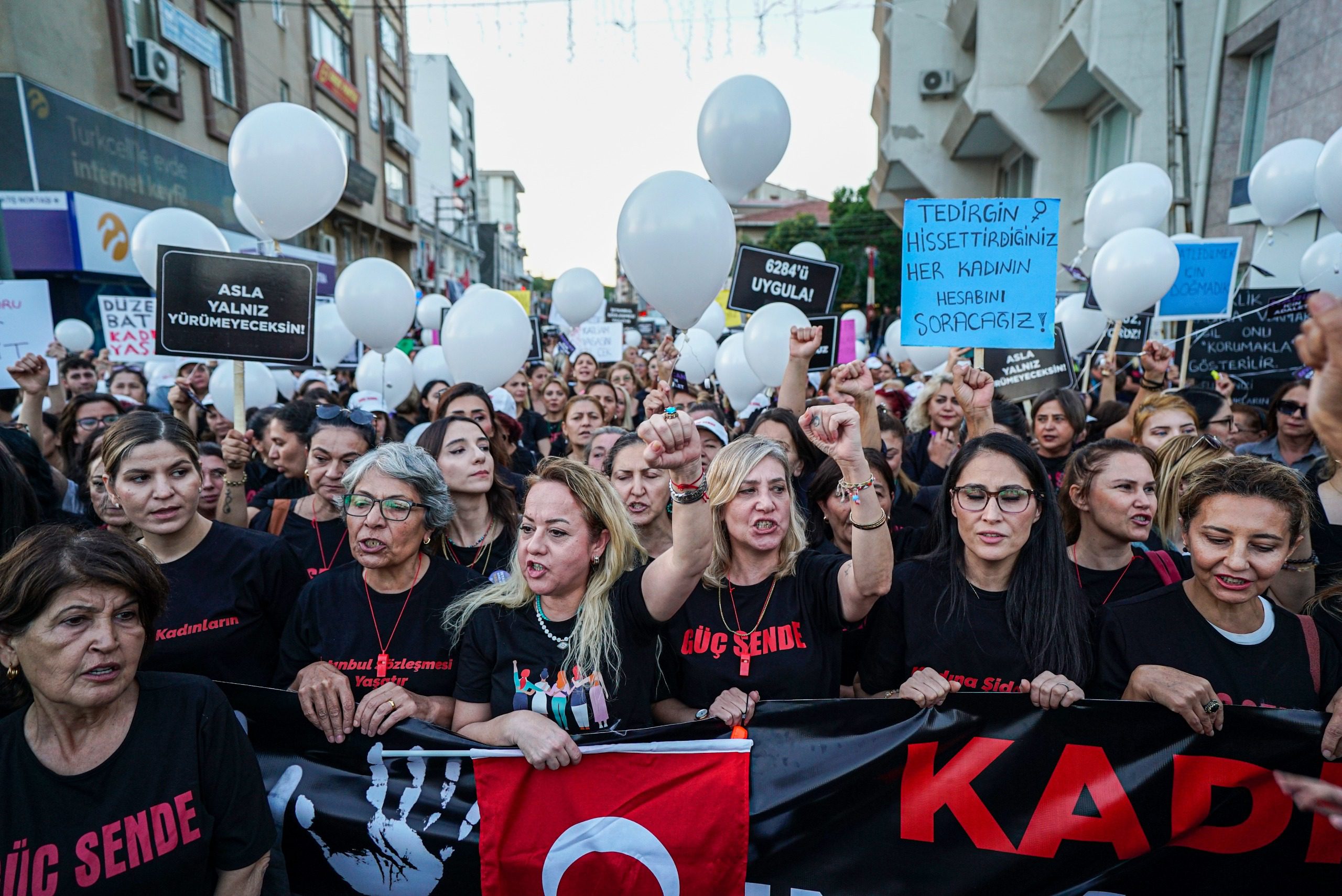 KIRIK SAÇLAR TORBALI’DA SOKAKLARI İNLETTİ