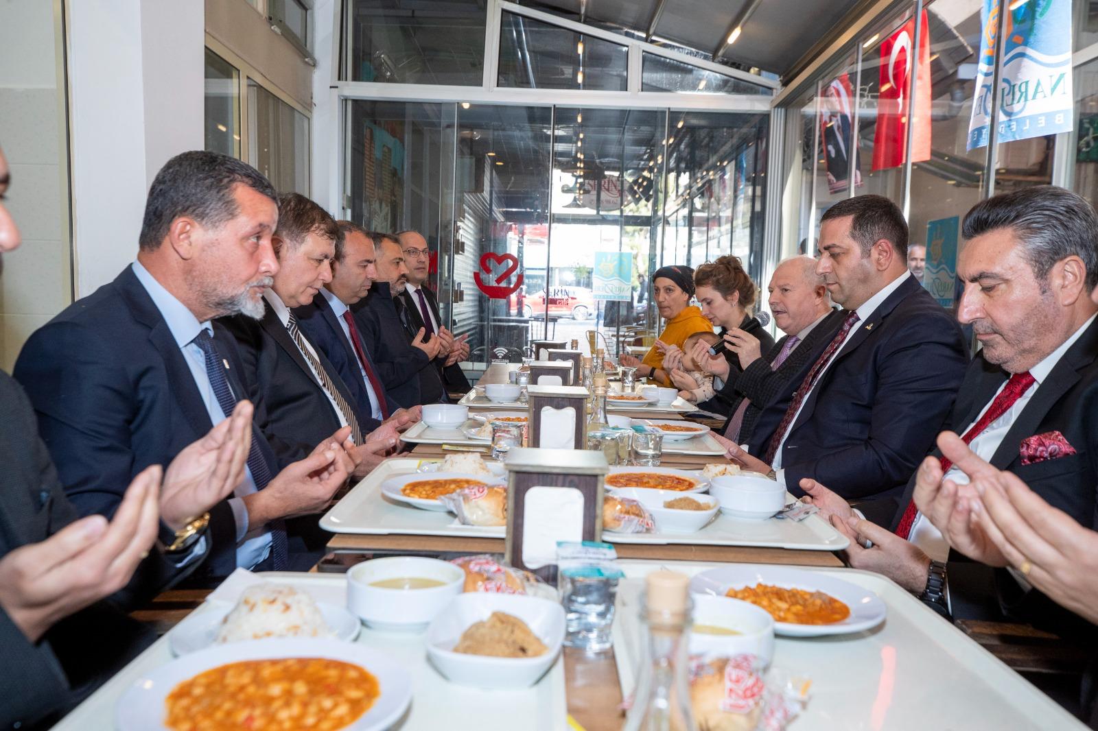 Başkan Tugay Atatürk için düzenlenen hayır yemeğine katıldı  