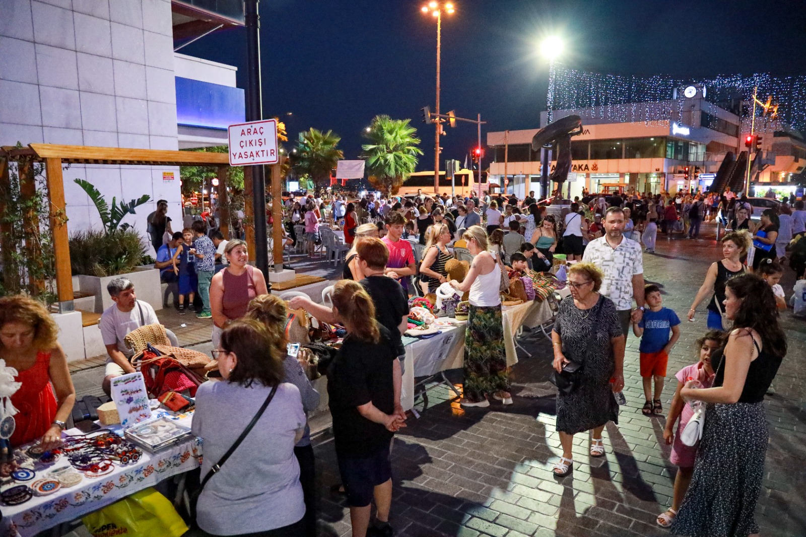 ‘Gece Pazarı’ ile kadınların el emeği kazanca dönüştü