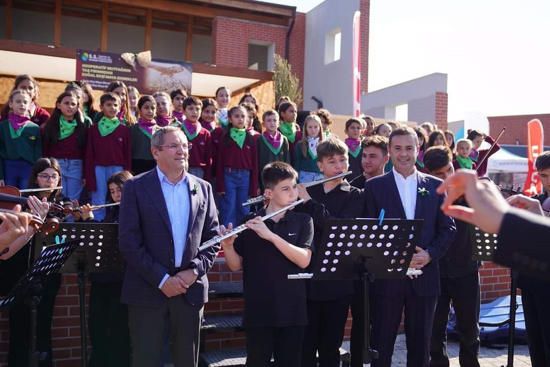 Başkan Mesut Ergin, “Zeytin Çekirdekleri’yle “Ayvalık Çarşı” şarkısına düetimiz çok güzeldi.”