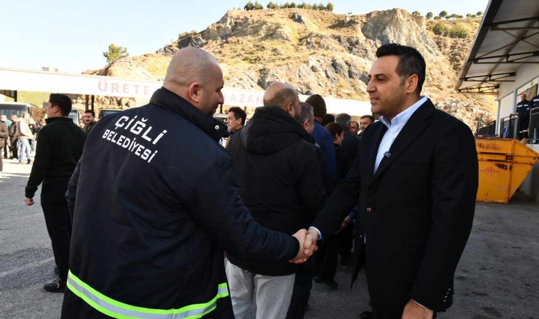 Çiğli Belediye Başkanı Onur Emrah Yıldız, yeni yıl nedeniyle düzenlenen