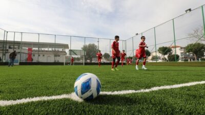 Menderes’te, Fırat Yılmaz Çakıroğlu Spor Tesisleri’nde yer alan halı sahalar