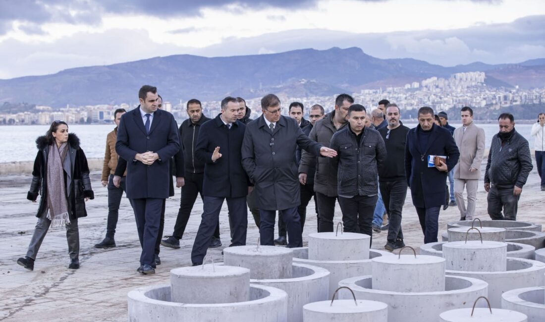 İzmir Büyükşehir Belediye Başkanı Dr. Cemil Tugay, Kordon’da yaşanan su