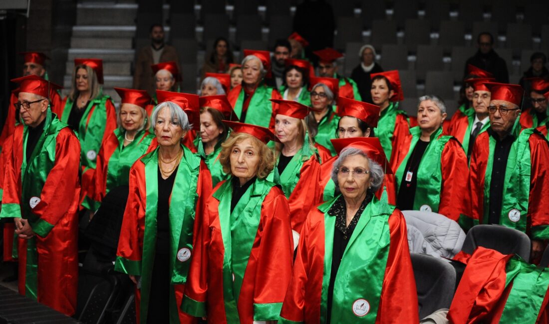 Karşıyaka Belediyesi 3. Yaş Üniversitesi’nde eğitim gören 60 yaş ve