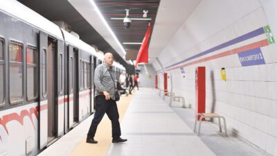 İzmir Büyükşehir Belediyesi yolcu yoğunluğunu dikkate alarak İzmir Metrosu’nun sefer