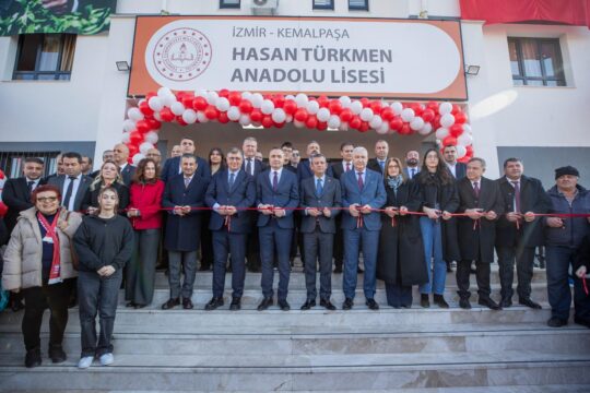 İzmir’in Kemalpaşa ilçesinde okul ve kent lokantası açılışlarına katılan CHP