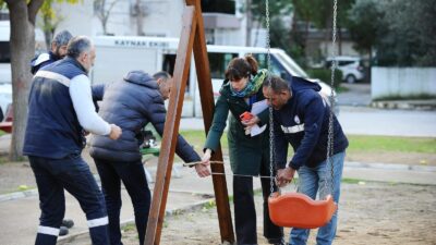 Karşıyaka Belediyesi’nin kendi öz kaynakları ile ürettiği ahşap çocuk oyun