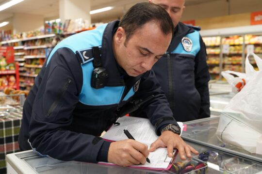 Çeşme belediyesi ilçe genelindeki zincir marketlerde kapsamlı bir denetim gerçekleştirdi.