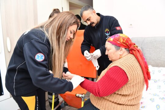 Çiğli Belediyesi, vatandaşlara yönelik sağlık ve sosyal destek hizmetlerinde öncü